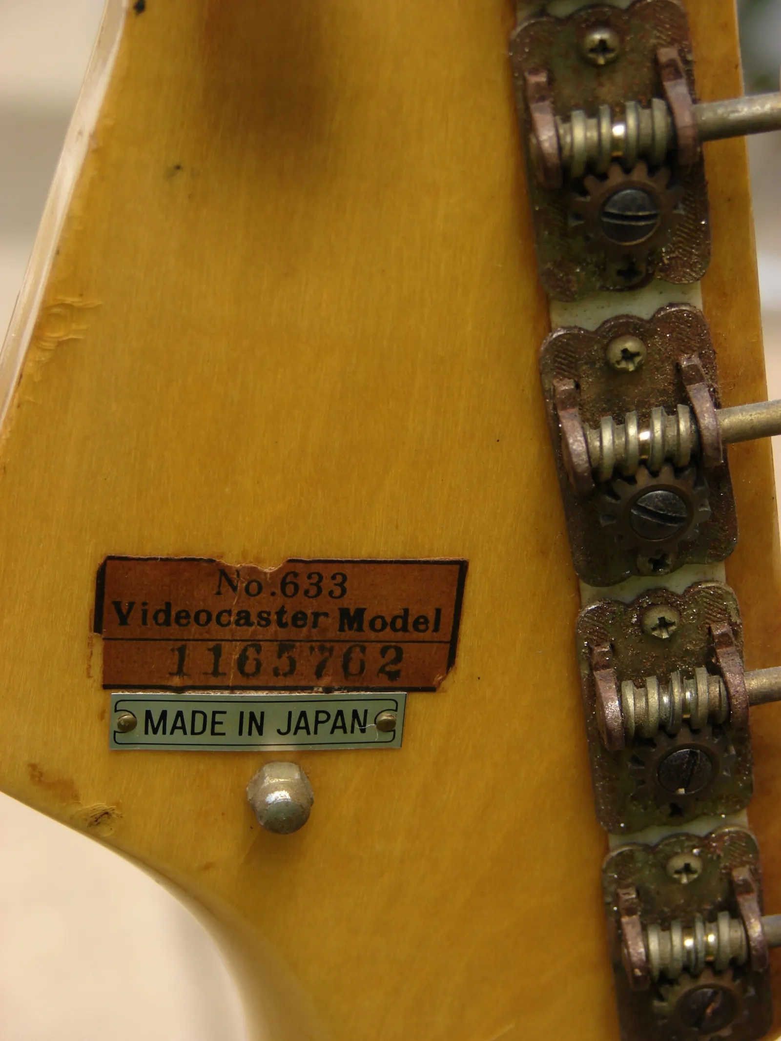 Una etiqueta Made in Japan en la pala de una guitarra eléctrica